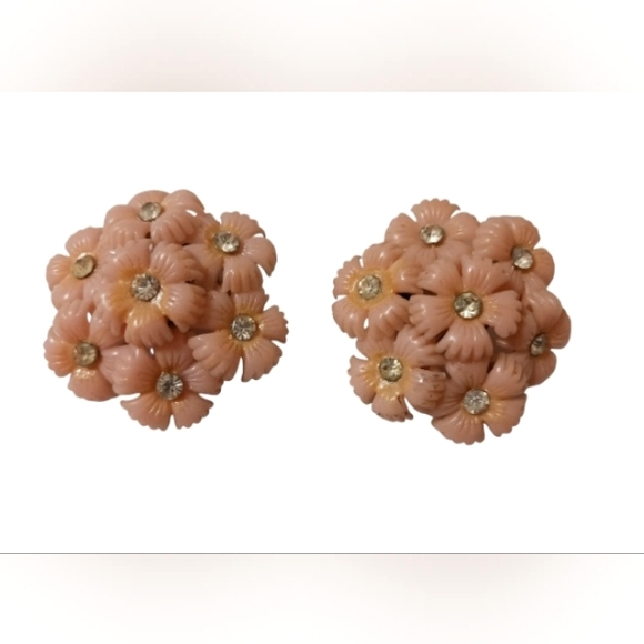 VINTAGE 1950's WOMEN'S DUSTY PINK CLIP ON FLOWER EARRINGS - Picture 1 of 2